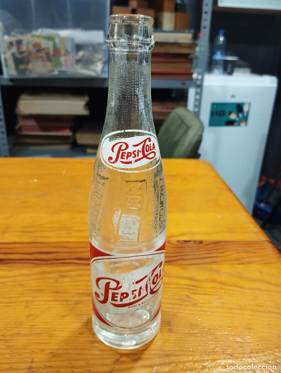 Coleccionismo de Coca-Cola y Pepsi: BOTELLA PEPSI COLA VAC&Iacute;A ANTIGUA DE 250 ml. EN RELIEVE Y SERIGRAFIADA.