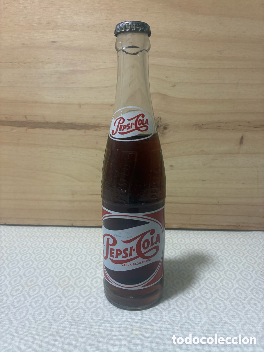 Coleccionismo de Coca-Cola y Pepsi: Antigua botella Pepsi Cola a&ntilde;os 50 LLENA sin abrir. Chapa Valencia FTE 4994 original