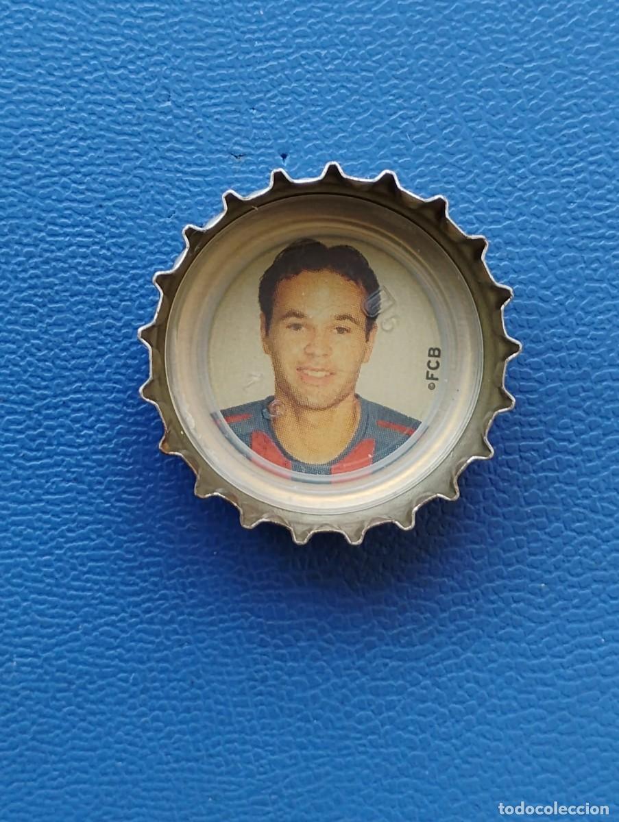 Coleccionismo de Coca-Cola y Pepsi: CHAPA/TAPON CORONA COCA COLA - JUGADOR F.C. BARCELONA INIESTA - INTERIOR BLANCO