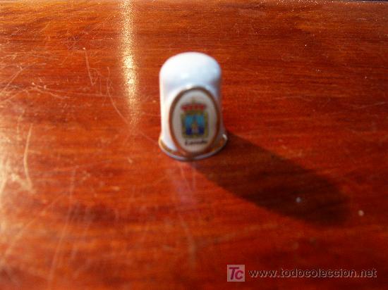 Coleccionismo de dedales: Dedal de ceramica con escudo de Laredo - Foto 1