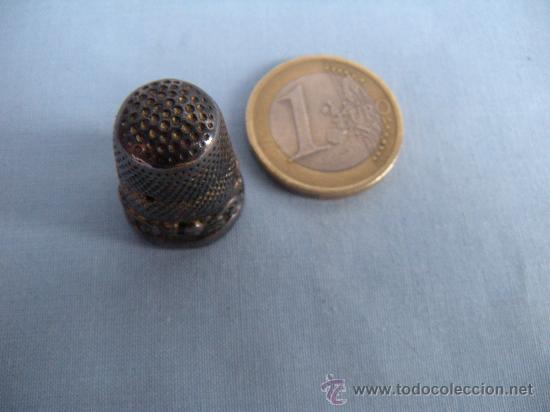 Coleccionismo de dedales: ANTIGUO DEDAL DE PLATA CON CENEFA VEGETAL. - Foto 2