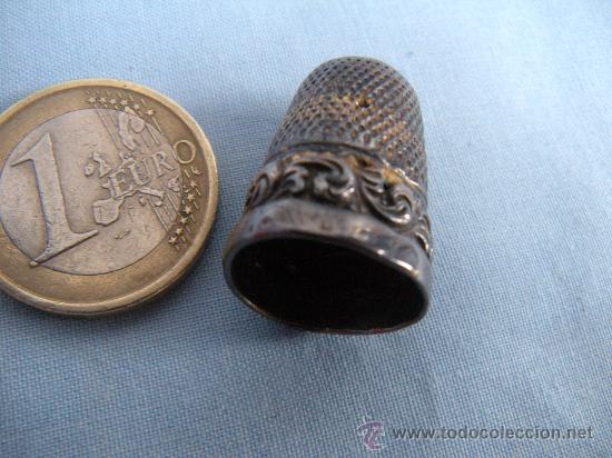 Coleccionismo de dedales: ANTIGUO DEDAL DE PLATA CON CENEFA VEGETAL. - Foto 3