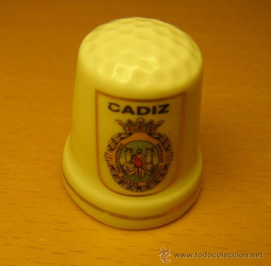 Coleccionismo de dedales: Dedal de cer&aacute;mica, CADIZ. - Foto 1