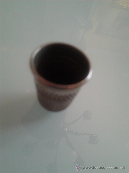 Coleccionismo de dedales: Dedal antiguo de metal, boca de 2 cms - Foto 2