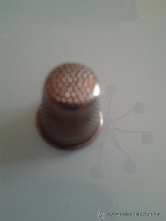 Coleccionismo de dedales: Dedal antiguo de metal, boca de 2 cms - Foto 1