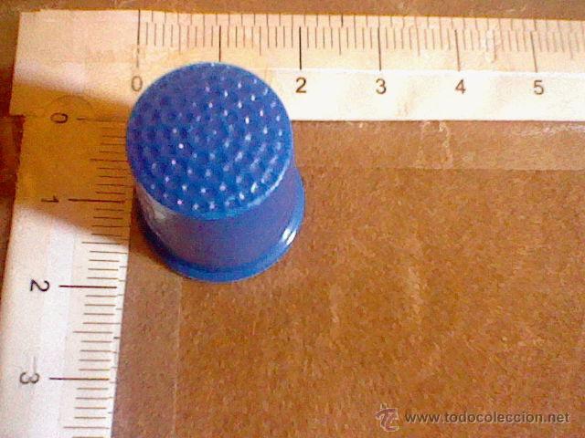 Coleccionismo de dedales: DEDAL ANTIGUO PL&Aacute;STICO AZUL COBALTO - Foto 1