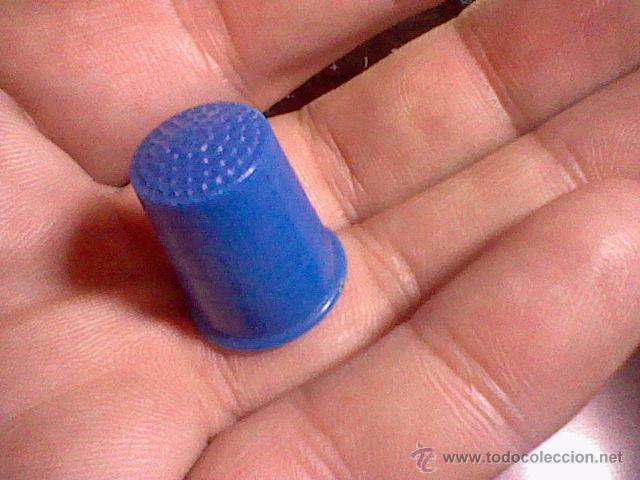 Coleccionismo de dedales: DEDAL ANTIGUO PL&Aacute;STICO AZUL COBALTO - Foto 2