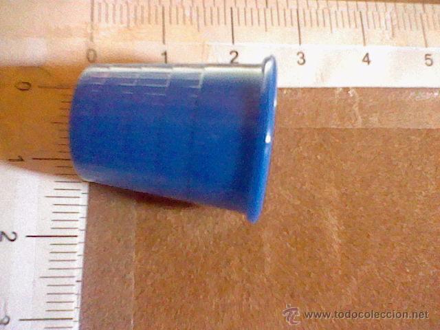 Coleccionismo de dedales: DEDAL ANTIGUO PL&Aacute;STICO AZUL - Foto 1