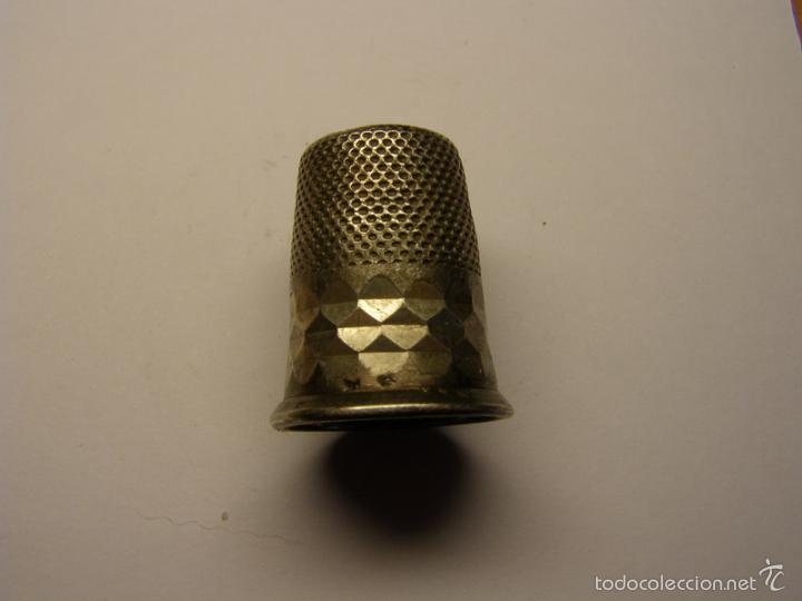 Coleccionismo de dedales: Dedal religioso de la Virgen de Covadonga. - Foto 2