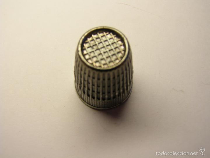 Coleccionismo de dedales: Dedal met&aacute;lico de forma rara. - Foto 2