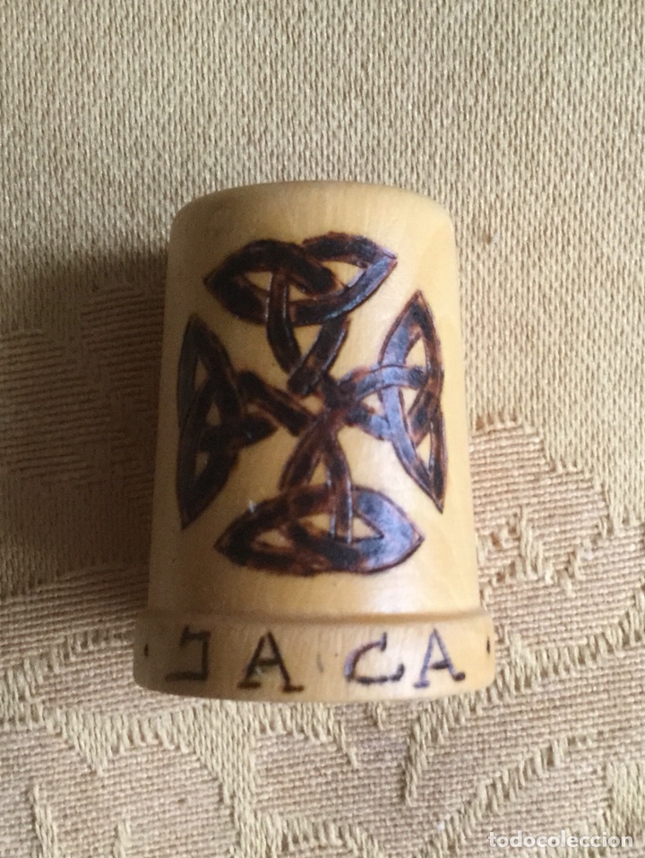 Coleccionismo de dedales: CURIOSO DEDAL DE COLECCI&Oacute;N DE MADERA DE JACA - Foto 1