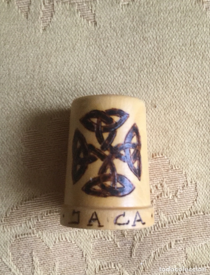 Coleccionismo de dedales: CURIOSO DEDAL DE COLECCI&Oacute;N DE MADERA DE JACA - Foto 3