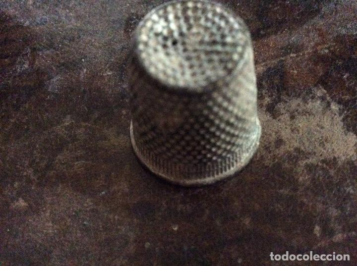 Coleccionismo de dedales: Dedal antiguo con patina verde. - Foto 1