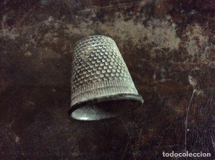 Coleccionismo de dedales: Dedal antiguo con patina verde. - Foto 2
