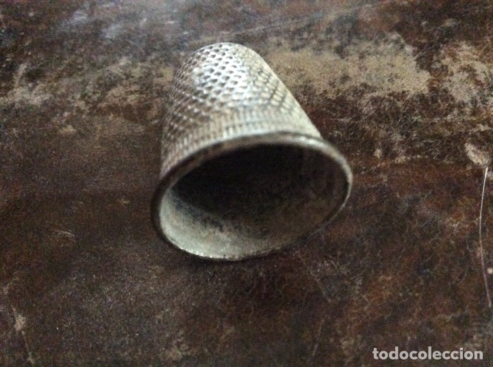Coleccionismo de dedales: Dedal antiguo con patina verde. - Foto 3