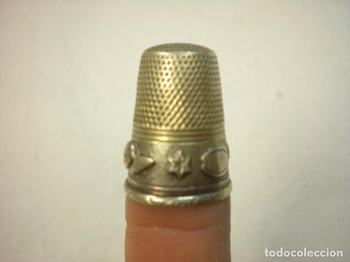 Coleccionismo de dedales: DEDAL CON RELIEVES 2cm ALTURA - Foto 1