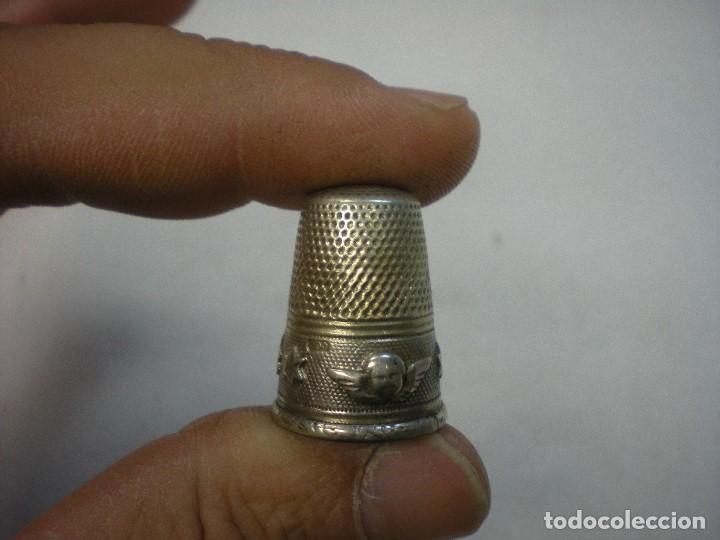 Coleccionismo de dedales: DEDAL CON RELIEVES 2cm ALTURA - Foto 2