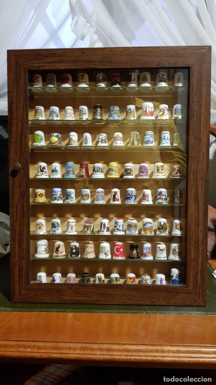 coleccion de 80 dedales ceramica del estranjero en vitrina