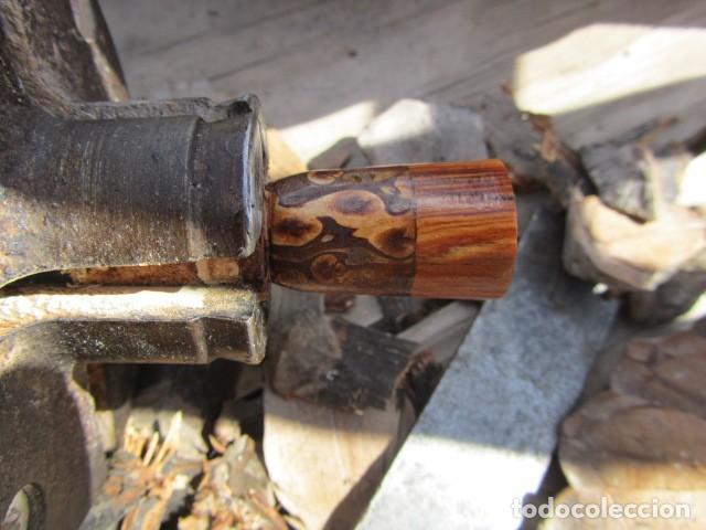 Coleccionismo de dedales: Dedal segmentado en madera y coraz&oacute;n de pi&ntilde;a - Foto 1