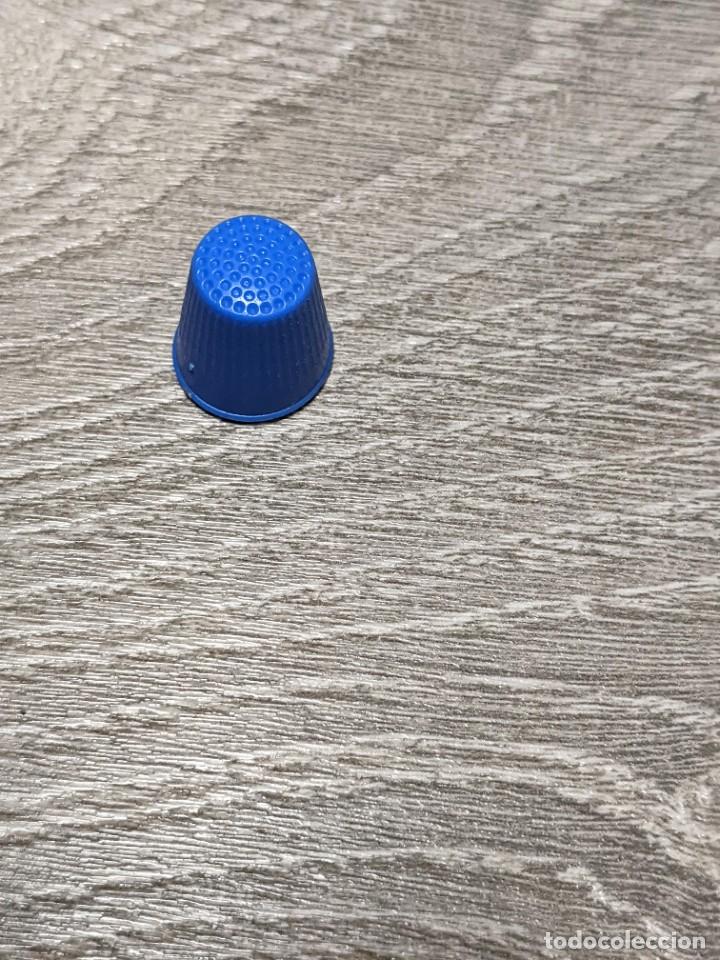 Coleccionismo de dedales: ANTIGUO DEDAL DE PL&Aacute;STICO AZUL - Foto 1