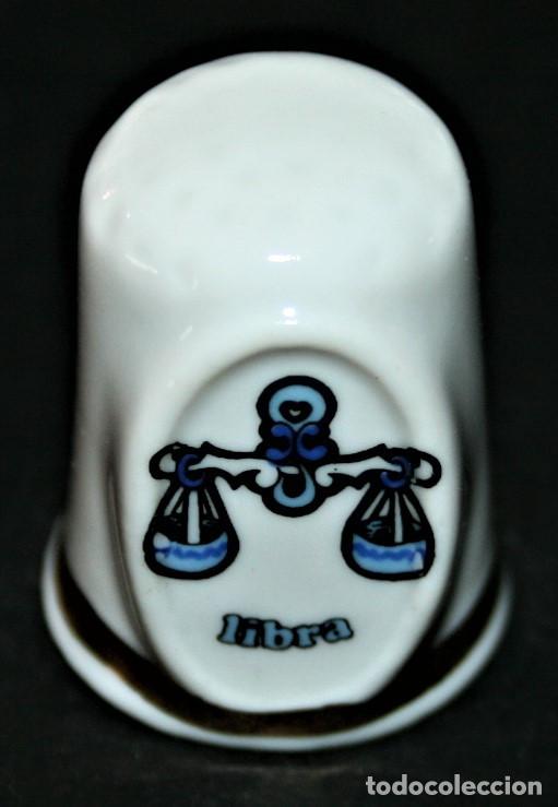 Coleccionismo de dedales: DEDAL DE PORCELANA CON BANDA DORADA - LIBRA - Foto 1