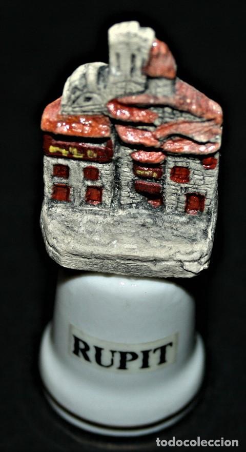 Coleccionismo de dedales: DEDAL DE PORCELANA CON BANDA DORADA Y CON FIGURA DE EDIFICIO ADOSADA - RUPIT - Foto 1