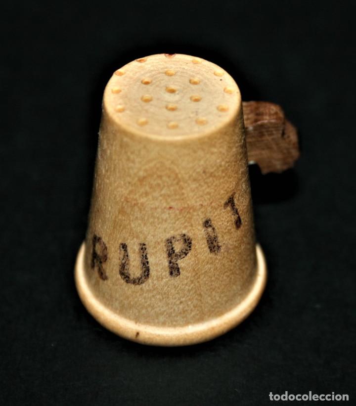 Coleccionismo de dedales: DEDAL DE MADERA CON FIGURA DE PERRO ADOSADA - RUPIT - Foto 2