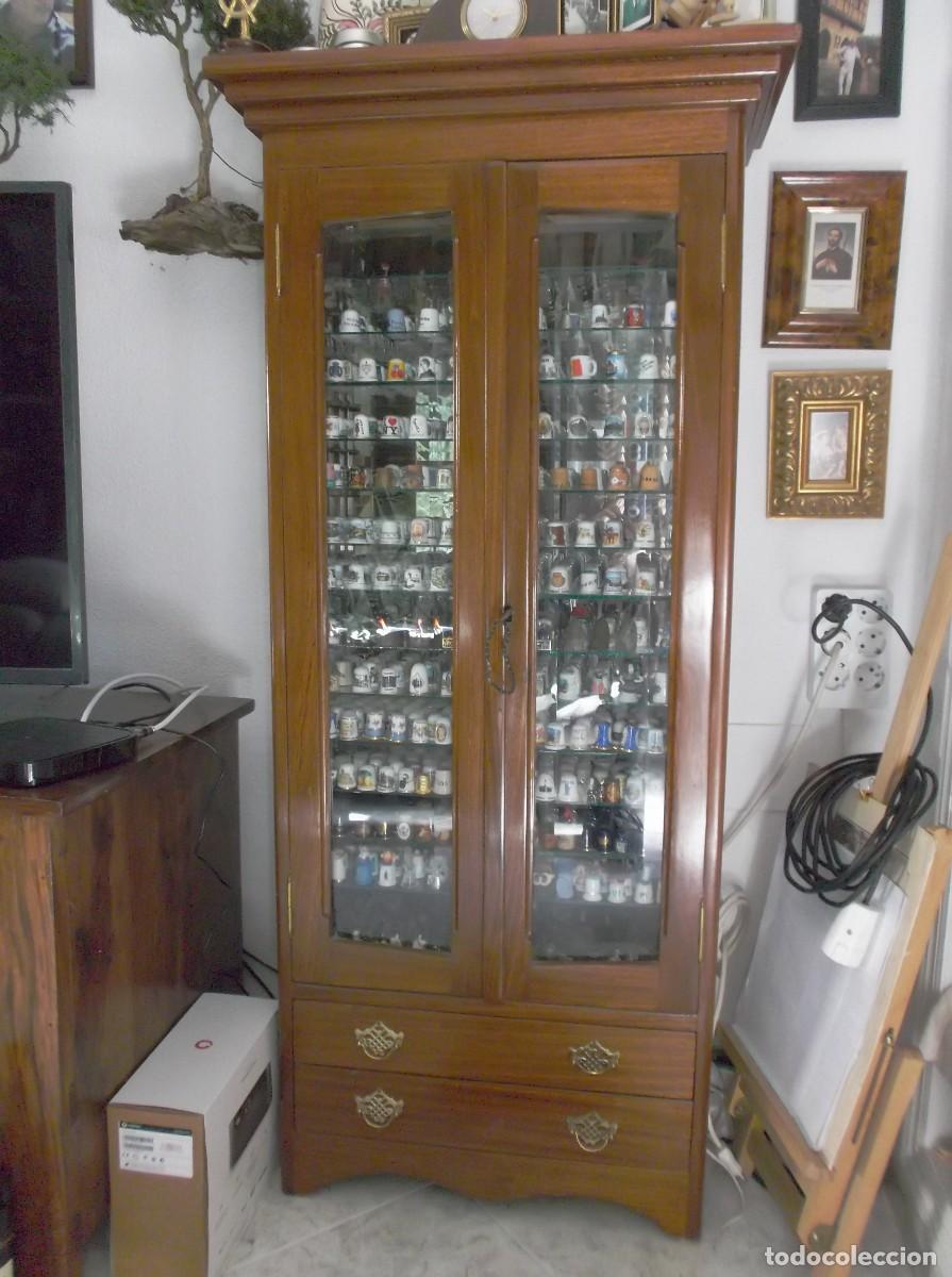 colección de dedales con vitrina incluida em segunda mão durante 74 EUR em  Madrid na WALLAPOP