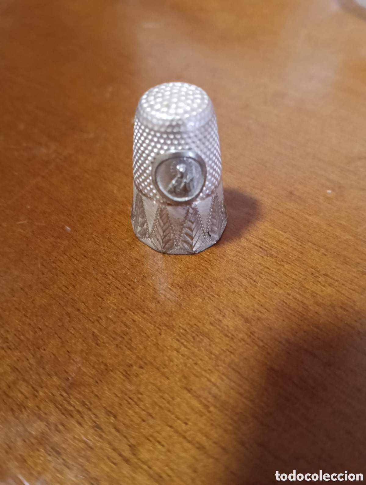 Coleccionismo de dedales: Antiguo dedal de plata con la Virgen - Foto 1