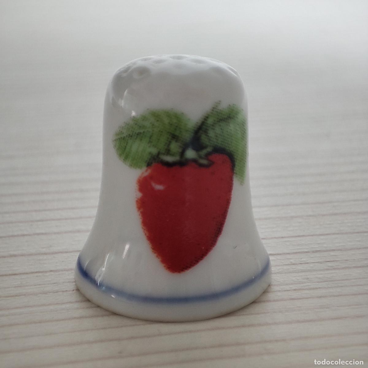 Coleccionismo de dedales: DEDAL CON EL DIBUJO DE UNA FRUTA - Foto 1