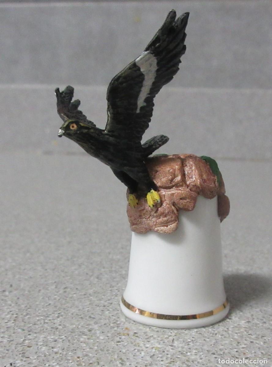 Coleccionismo de dedales: Bo9nito dedal de la marca Pajaro - Foto 1