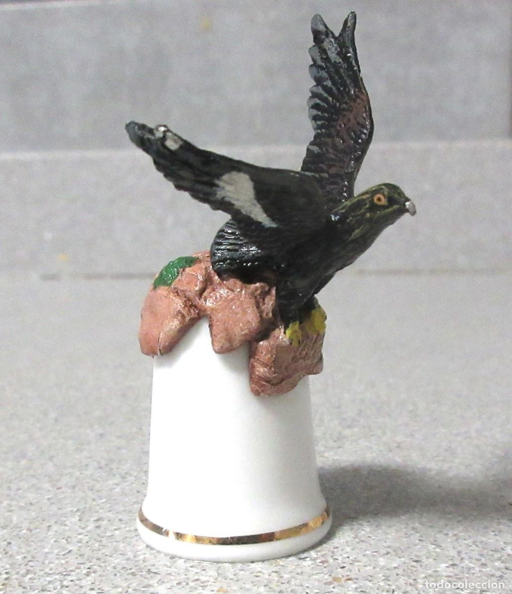 Coleccionismo de dedales: Bo9nito dedal de la marca Pajaro - Foto 2