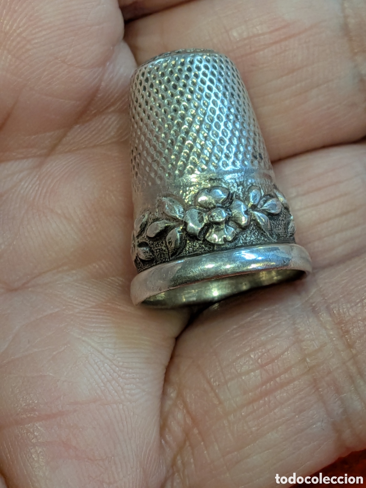 Coleccionismo de dedales: Dedal en plata con ribete floral REF-3242 - Foto 2
