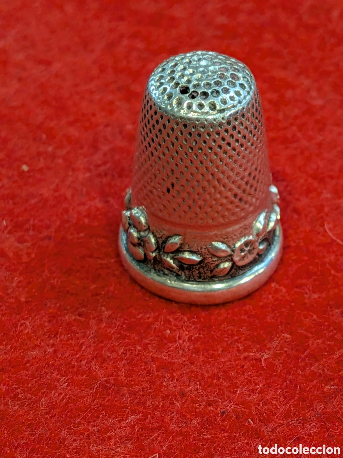 Coleccionismo de dedales: Dedal en plata con ribete floral REF-3242 - Foto 1
