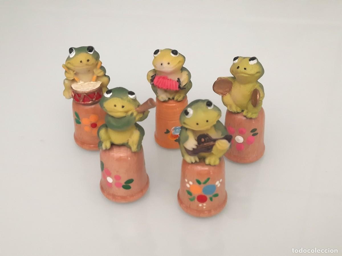 Coleccionismo de dedales: Conjunto de dedales Ranas tocando los instrumentos musicales