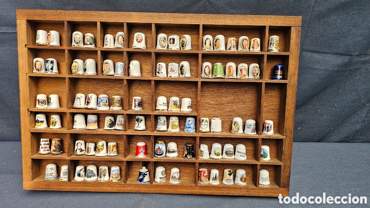 Collectionnisme de d&eacute;s &agrave; coudre: ( 1 ) colecci&oacute;n de 80 dedales con expositor de madera