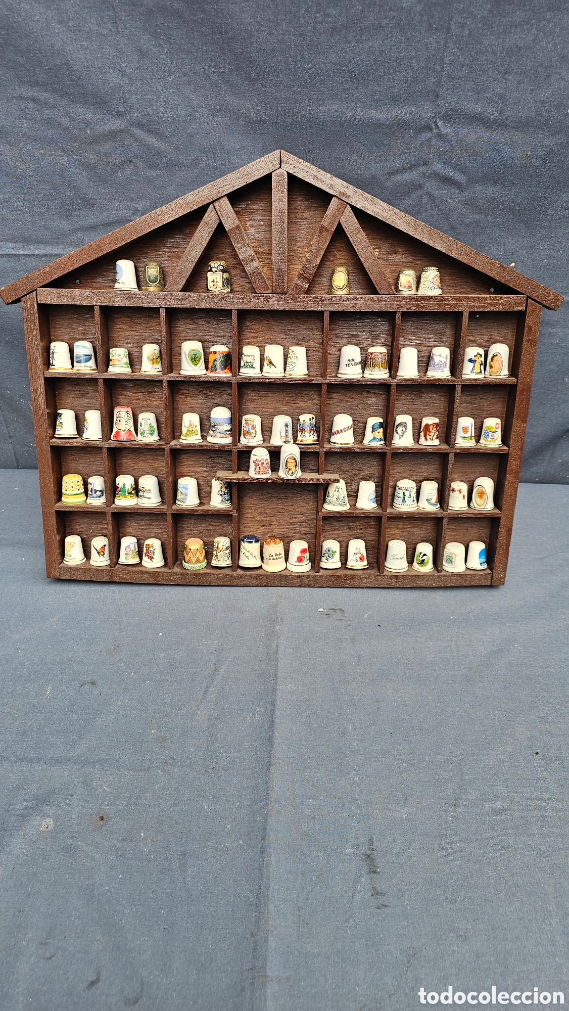 Collectionnisme de d&eacute;s &agrave; coudre: ( 2 ) colecci&oacute;n de 60 dedales con mueble expositor