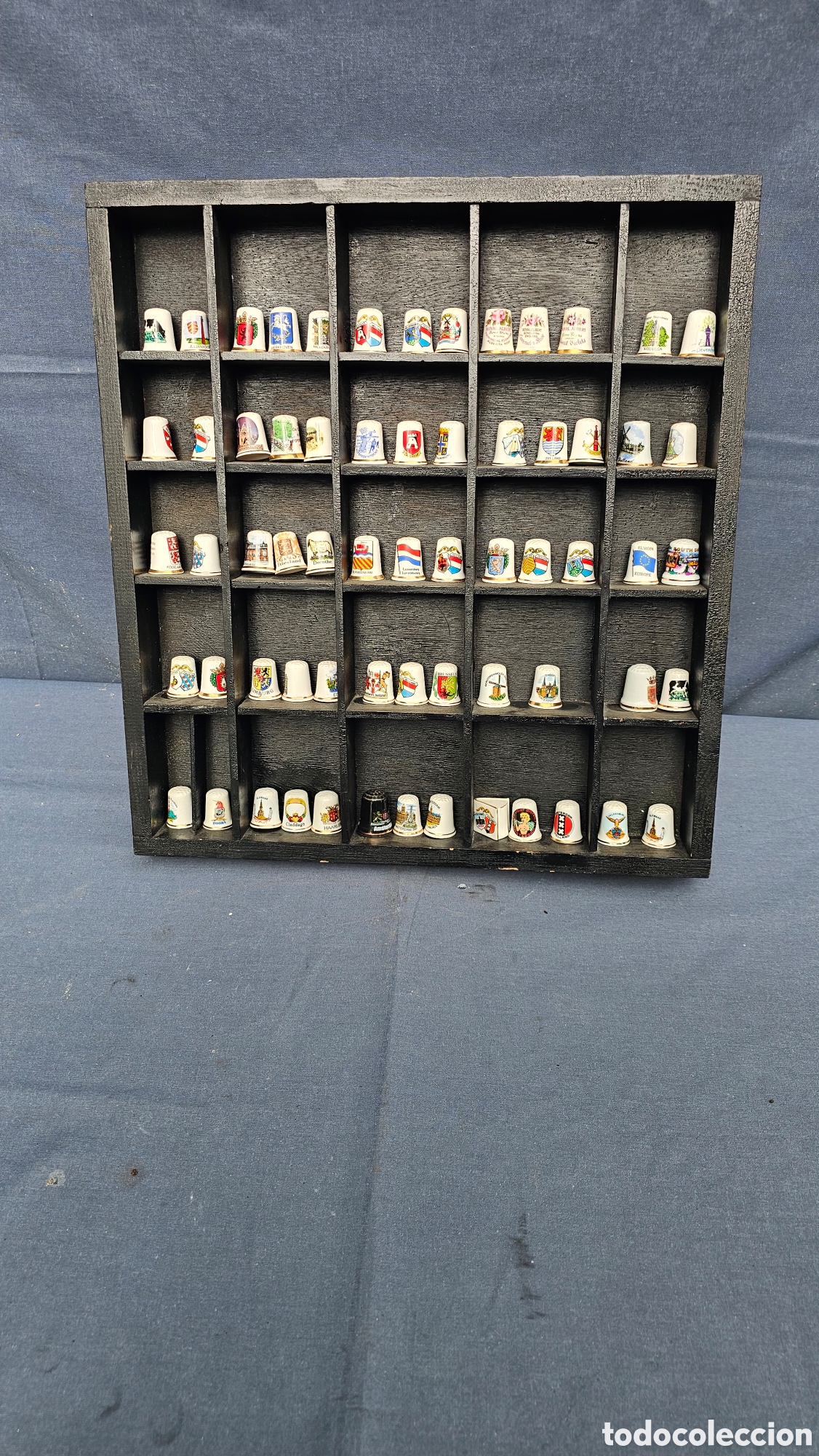 Colecionismo de dedais: ( 3 ) colecci&oacute;n de 60 dedales con mueble expositor