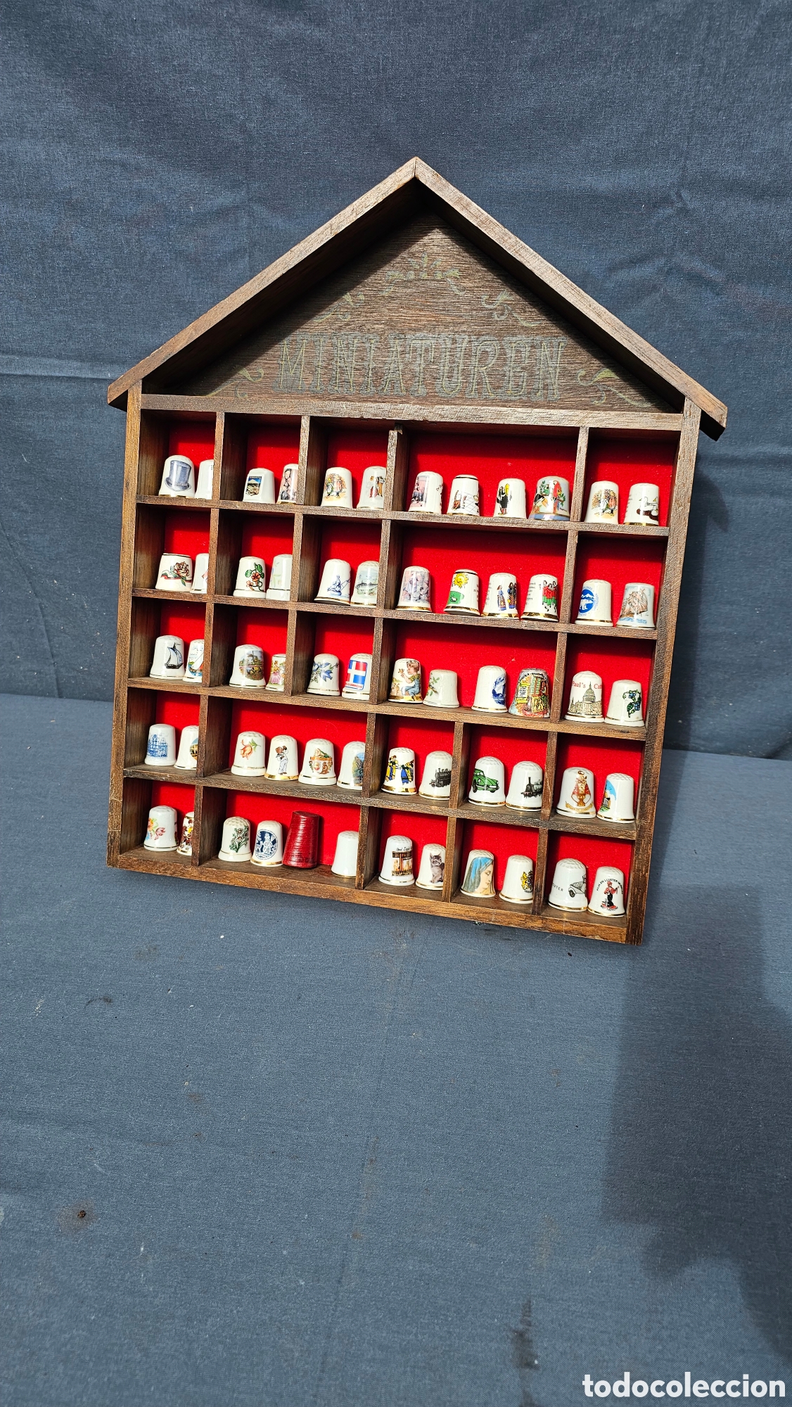 Collectionnisme de d&eacute;s &agrave; coudre: ( 5 ) colecci&oacute;n de dedales con mueble expositor