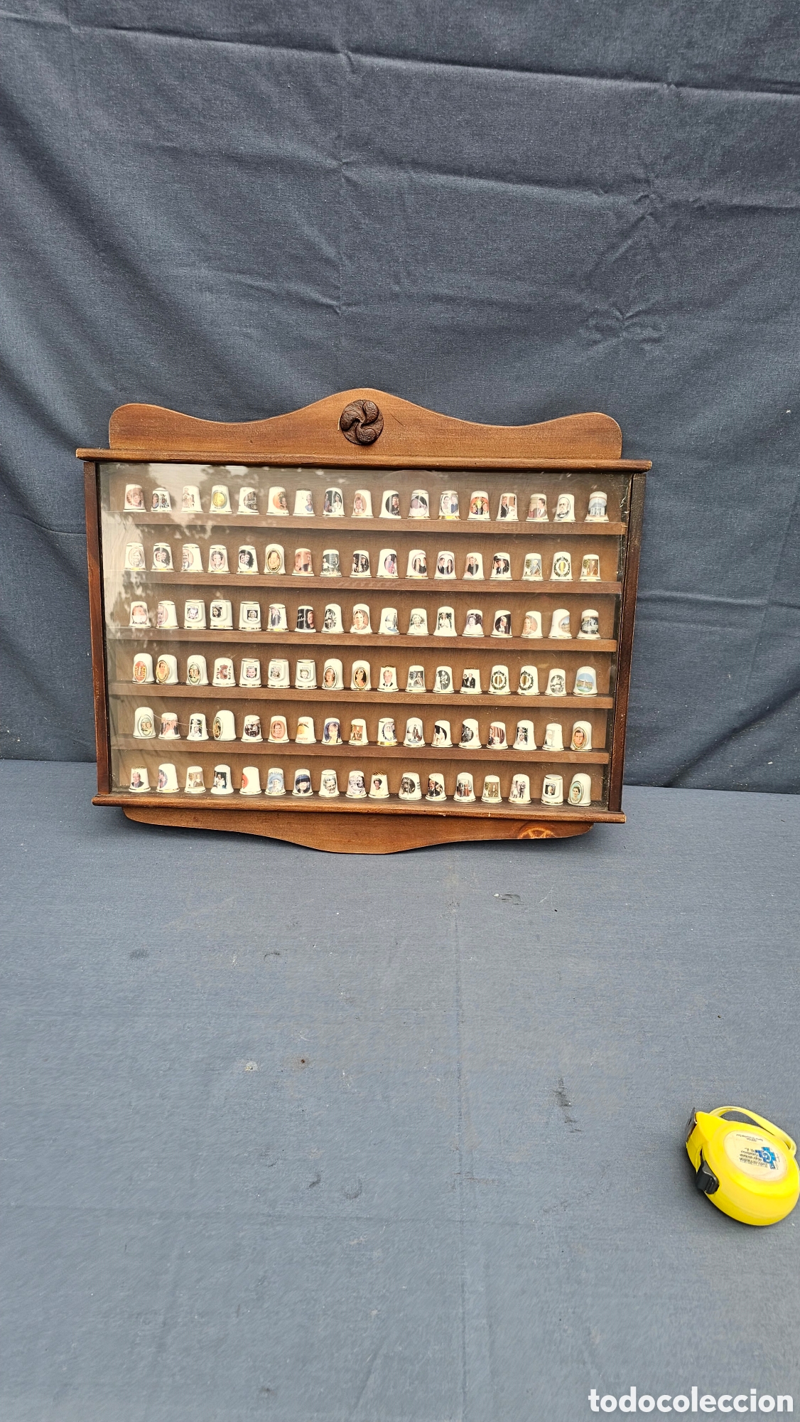 Collectionnisme de d&eacute;s &agrave; coudre: (6 ) colecci&oacute;n de 100 dedales con mueble expositor