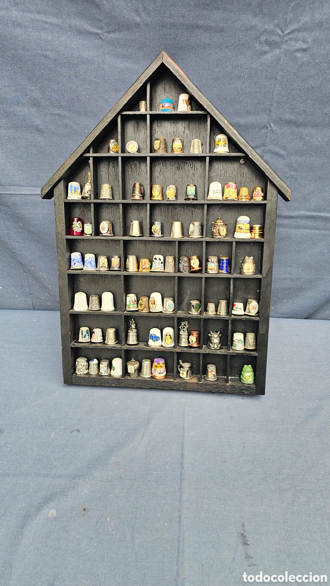 Coleccionismo de dedales: ( 7 ) colecci&oacute;n de 70 dedales con mueble expositor