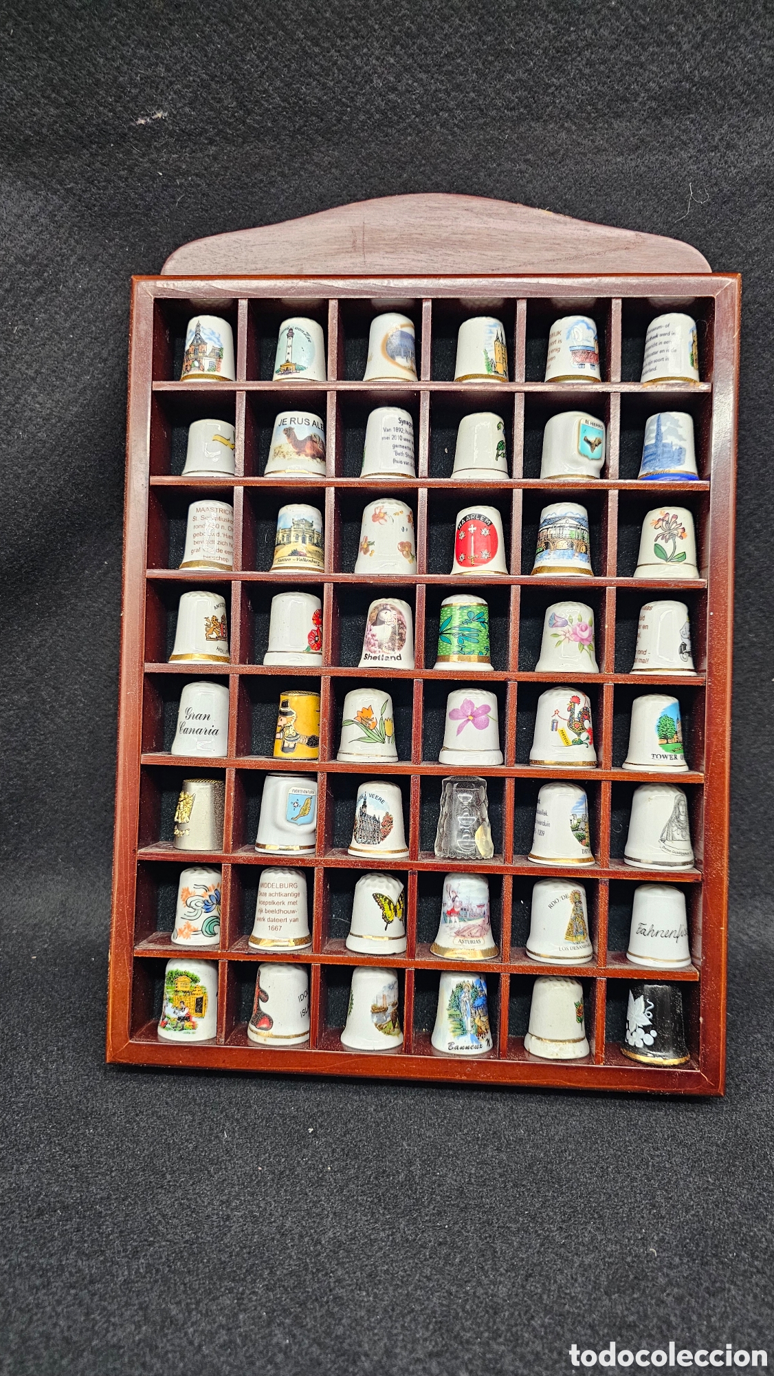 Sammlung von Fingerh&uuml;ten: Colecci&oacute;n de dedales con mueble expositor