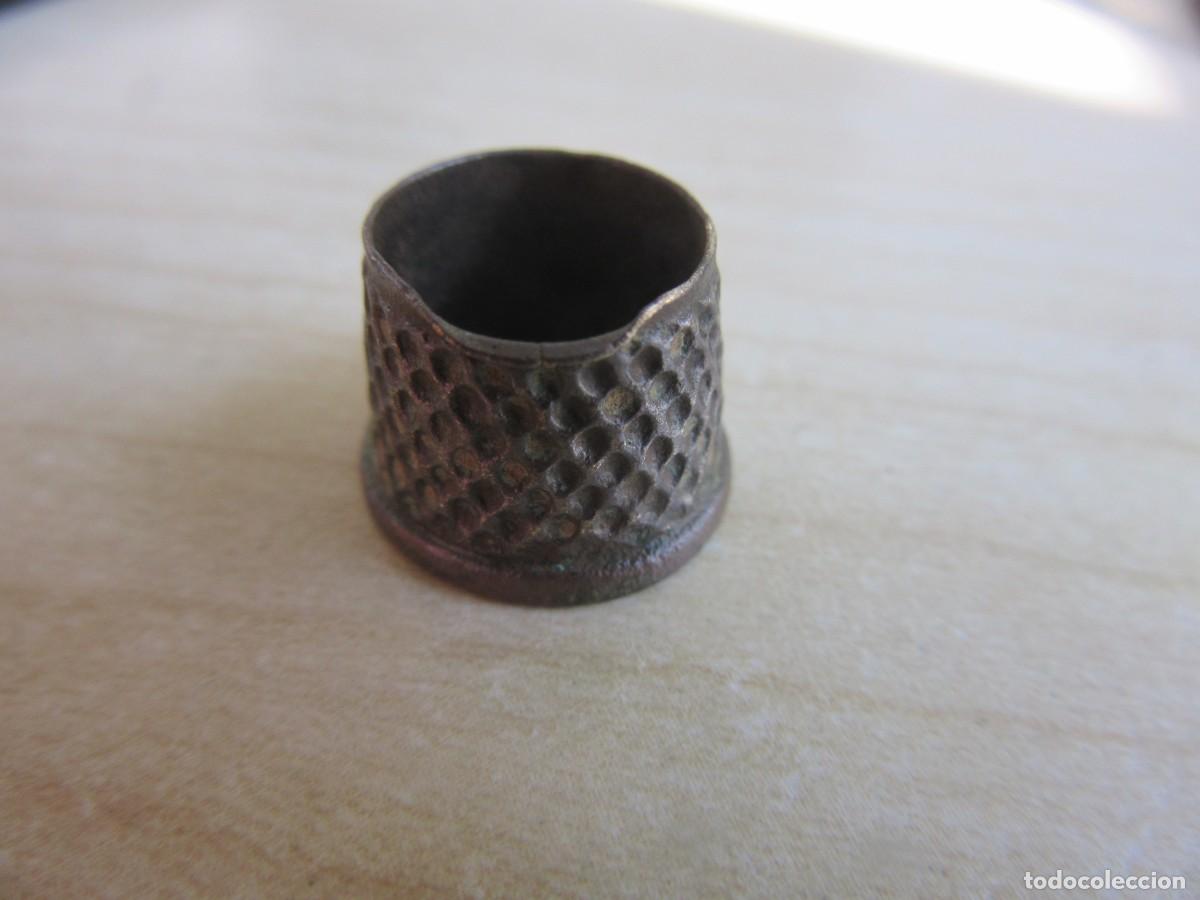 Collezionismo di ditali: Dedal antiguo de bronce abierto Posible S XVIII-XIX Alto 1,1 cm Di&aacute;metro interno 1,3 cm