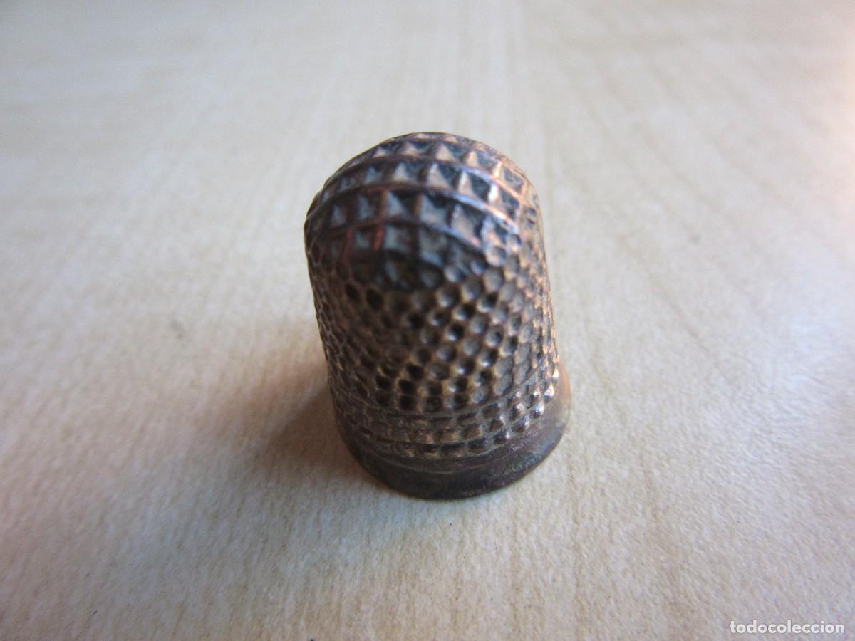 Collezionismo di ditali: Dedal antiguo de bronce Posible S XVIII-XIX Alto 1,7 Di&aacute;metro interno 1,4 cm