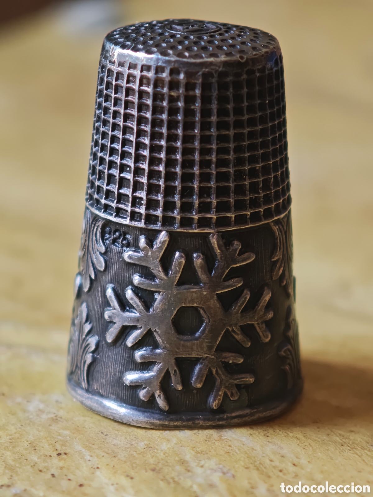 Coleccionismo de dedales: Antiguo dedal de plata. Copo de nieve.
