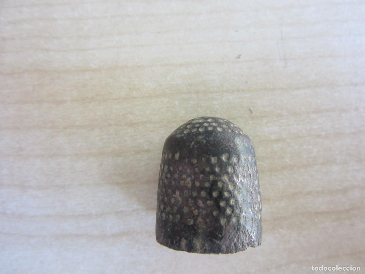 Collezionismo di ditali: Dedal antiguo de bronce realizado manualmente Posible S XVI-XVII Alto 2cmDi&aacute;metro interno 1,6 cm