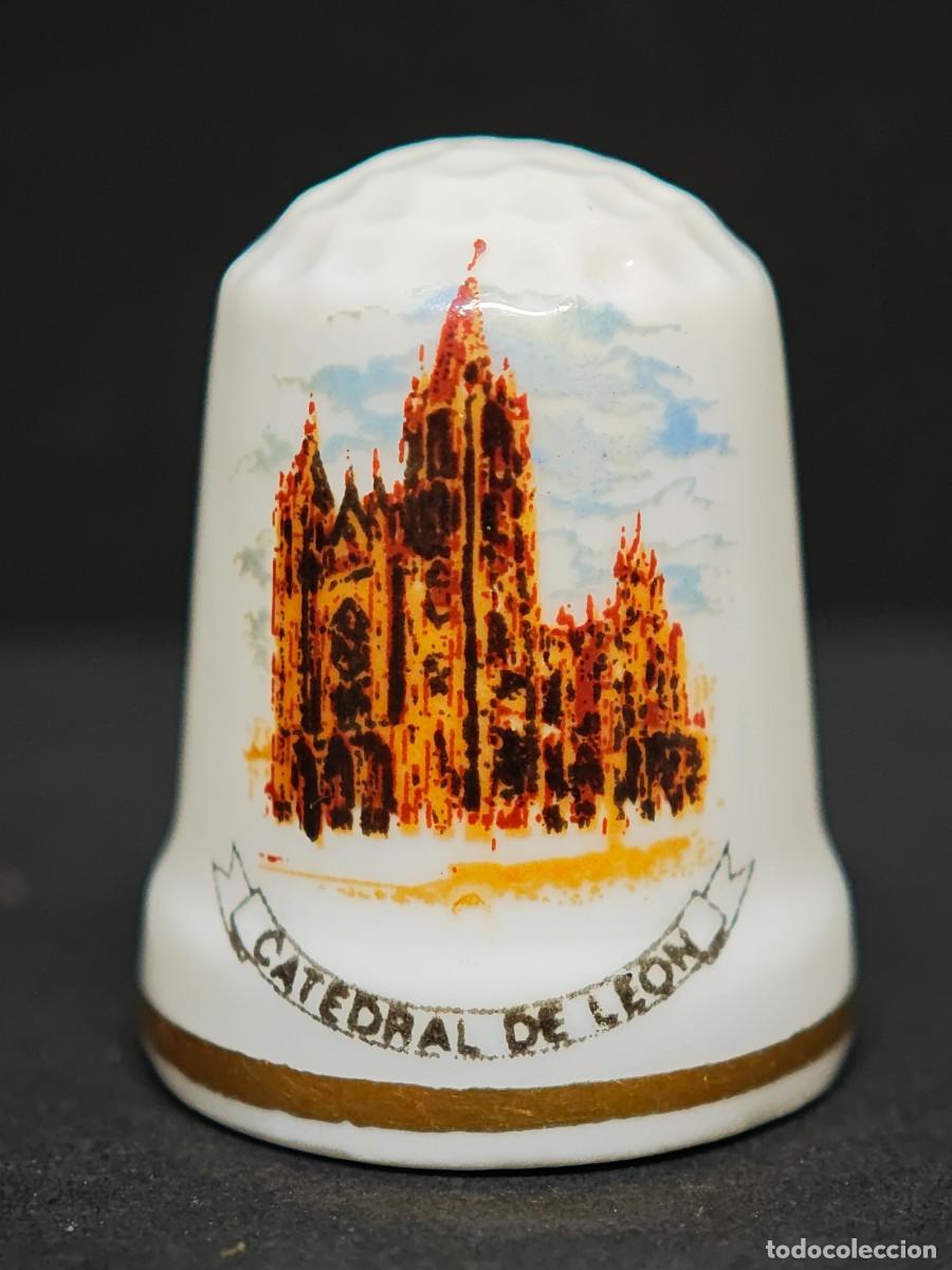 Coleccionismo de dedales: DEDAL PORCELANA CATEDRAL DE LEON