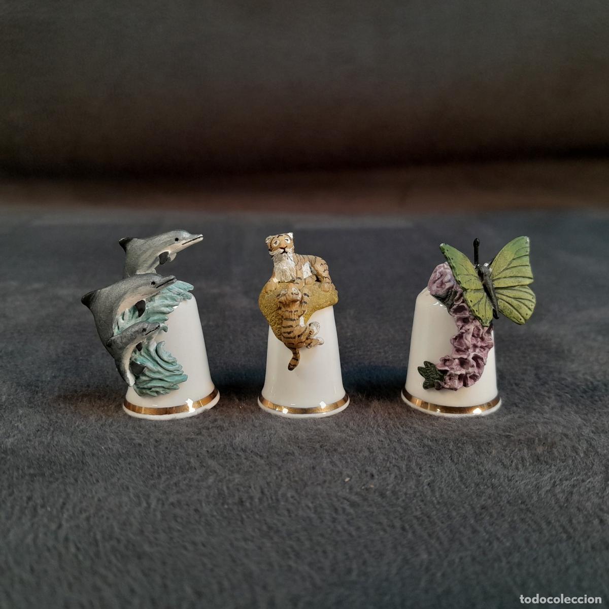 Colecionismo de dedais: DL-1. LOTE DE TRES DEDALES DE PORCELANA CON APLICACIONES ESCULT&Oacute;RICAS. STERLING CLASSIC . SIGLO XX