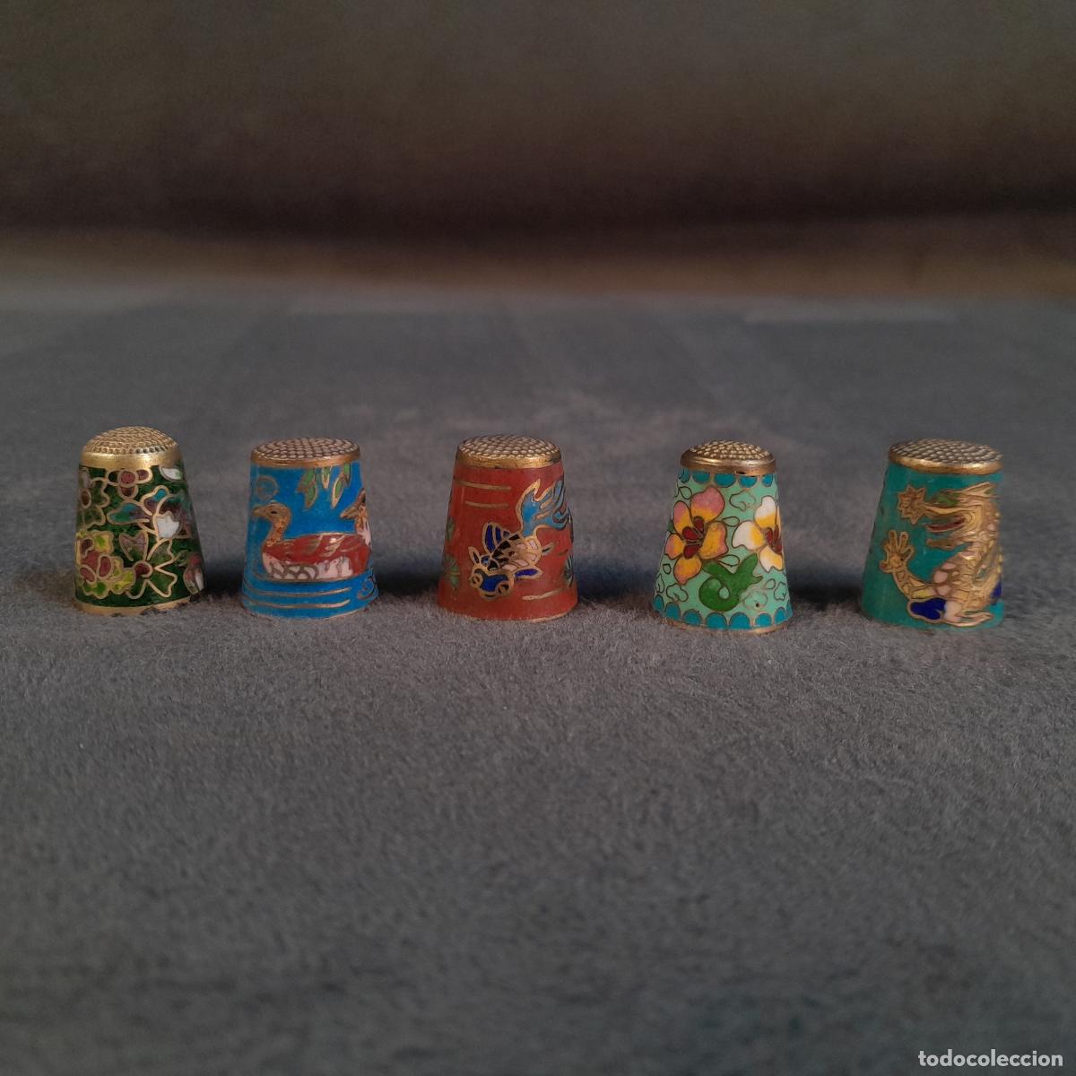Coleccionismo de dedales: DL-5. LOTE DE 5 DEDALES DE CLOISONN&Eacute; MOTIVOS ORIENTALES Y FLORALES. SEGUNDA MITAD S.XX