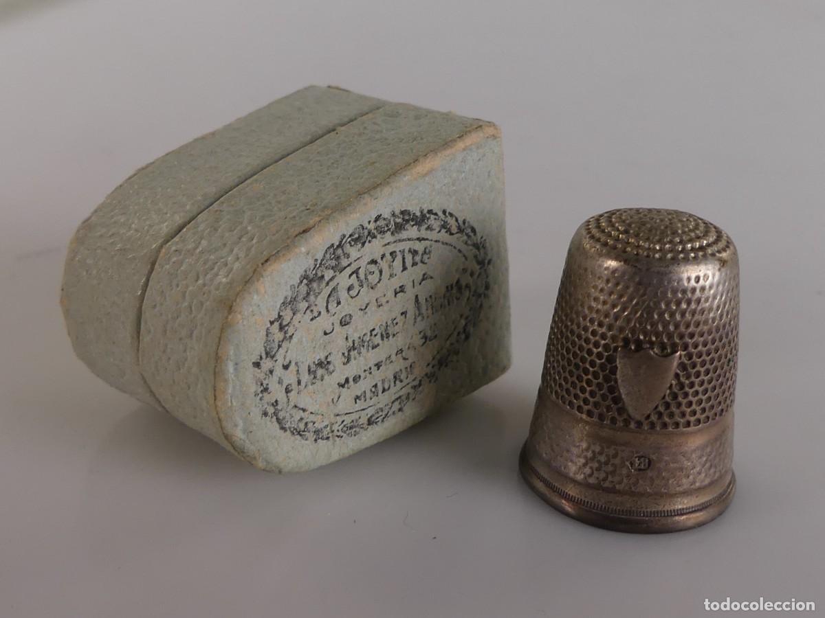 Sammlung von Fingerh&uuml;ten: ANTIGUO DEDAL DE METAL CON CAJA